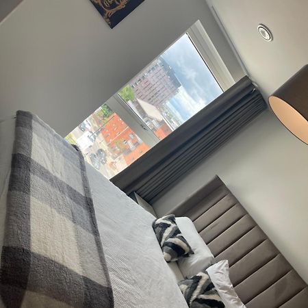 Modern 2 Bedroom City Centre Apartment W Balcony 맨체스터 외부 사진